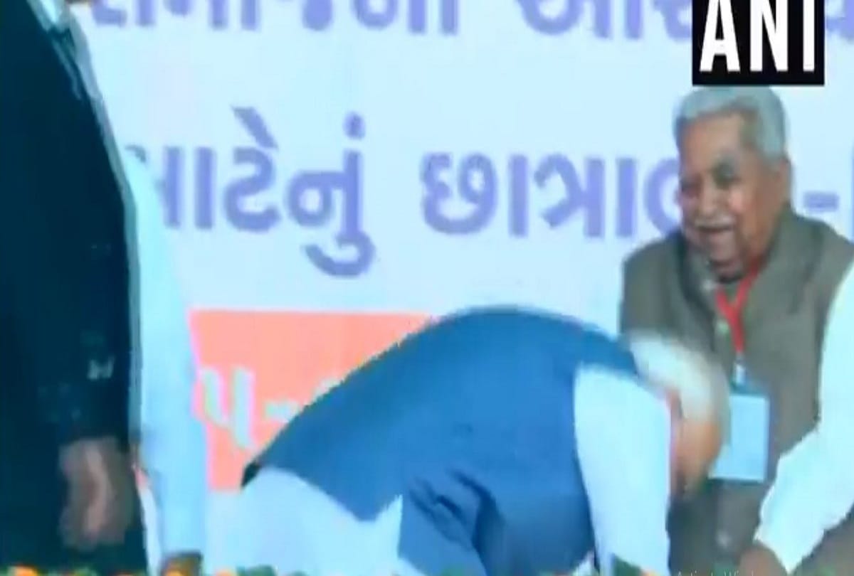 Lok Sabha Elections 2019: PM Modi in Adalaj, touches feet of former Gujarat CM Keshubhai Patel
