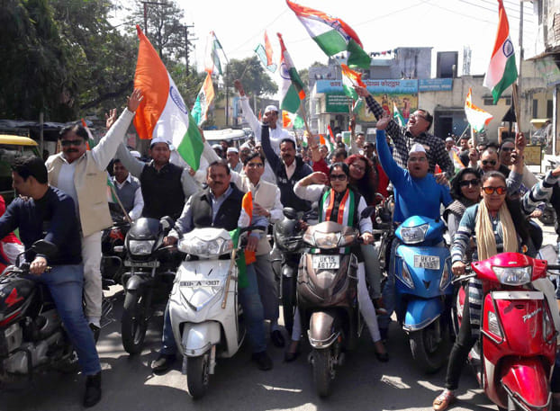 कांग्रेस सेवा दल ने शहर में निकाली तिरंगा बाइक रैली