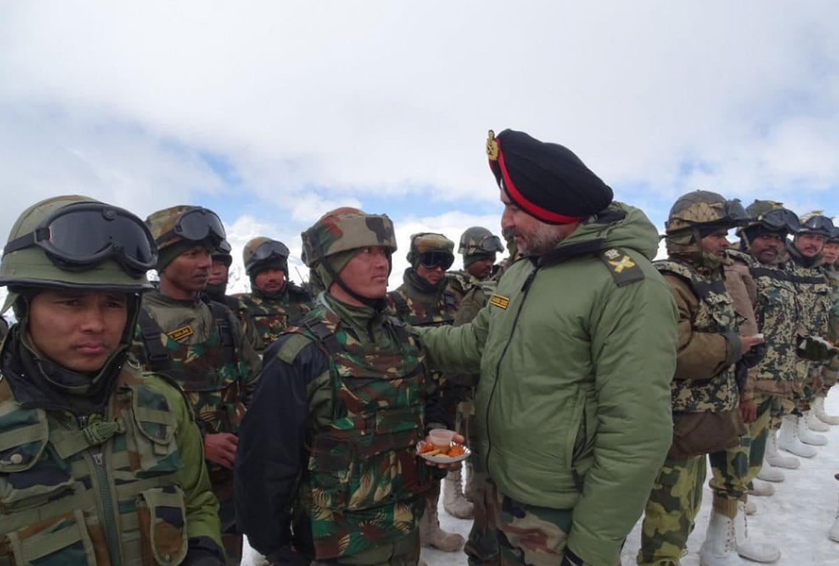 Lt Gen Ranbir Singh visited forward areas & reviewed security situation along the LoC at kashmir