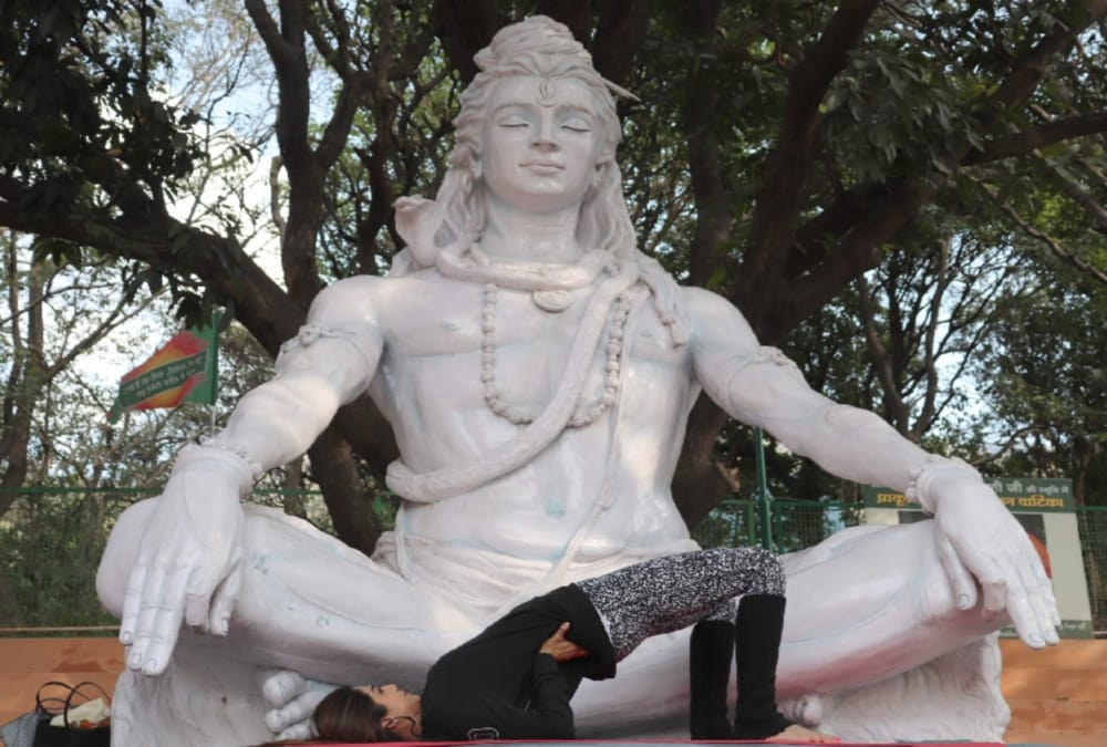 Actress shilpa shetty teach yoga to 70 countries Yog seekers in rishikesh 