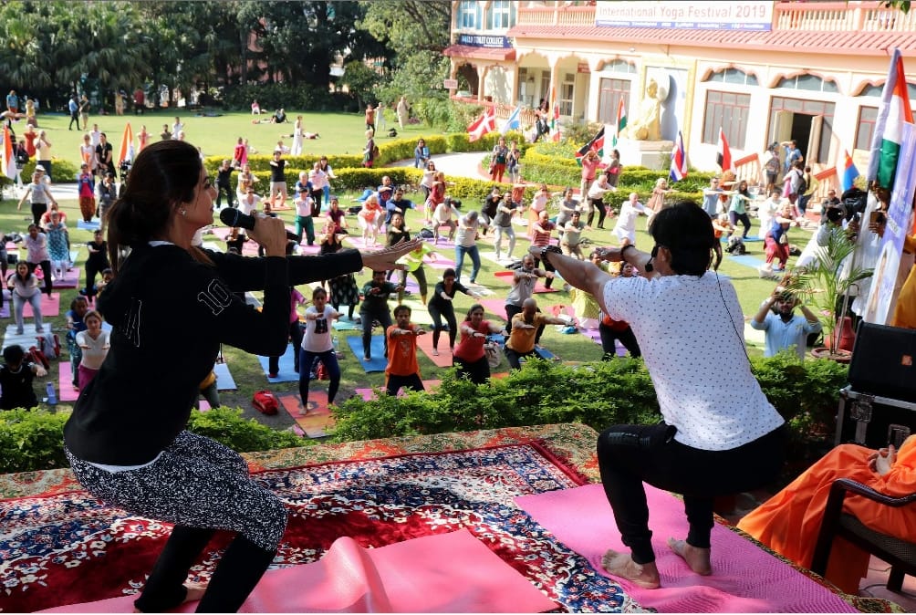 Actress shilpa shetty teach yoga to 70 countries Yog seekers in rishikesh 