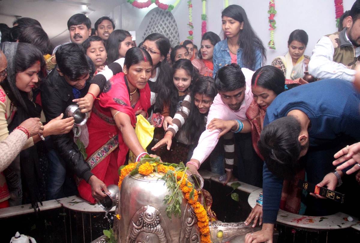 Devotees worship at Shiv temples on occasion of Shivratri 2019 in Delhi
