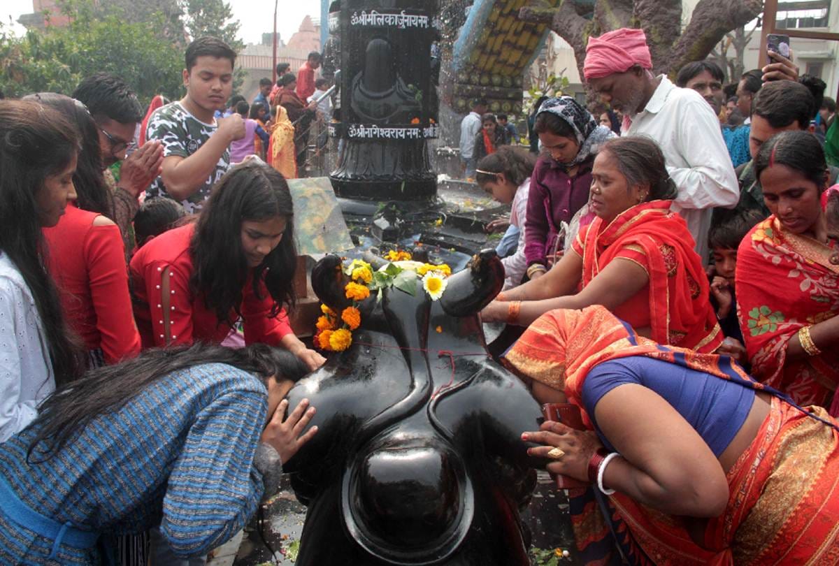 Devotees worship at Shiv temples on occasion of Shivratri 2019 in Delhi