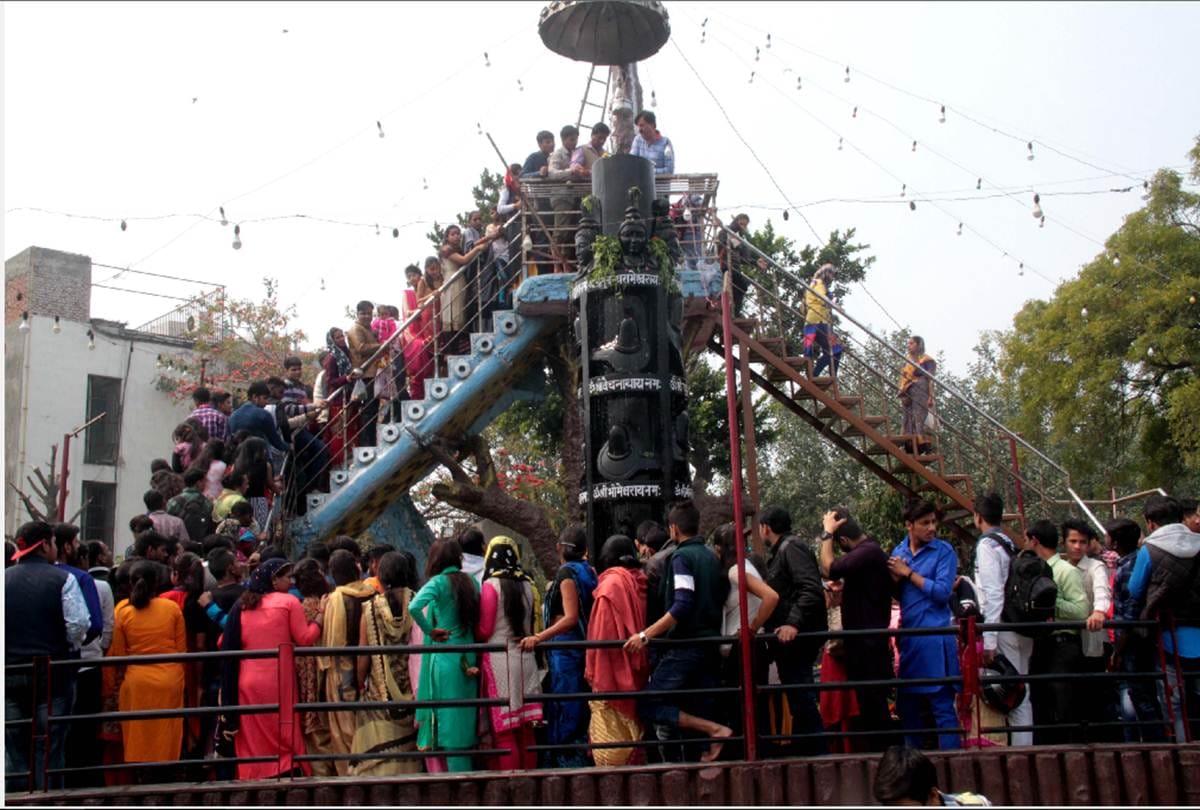 Devotees worship at Shiv temples on occasion of Shivratri 2019 in Delhi