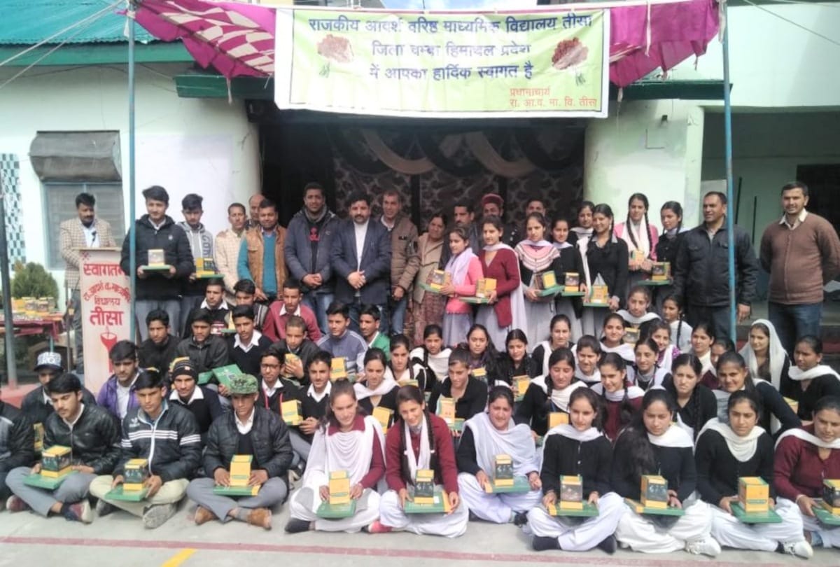 Solar lamps are distributing to children a day before exam in himachal