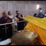 महापरिनिर्वाण मंदिर में म्यांमार के राजदूत ने चढ़ाया चीवर।