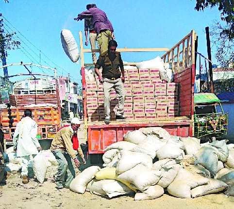 सहारनपुर की 400 पेटी नकली शराब से भरा कैंटर पकड़ा, दो गिरफ्तार