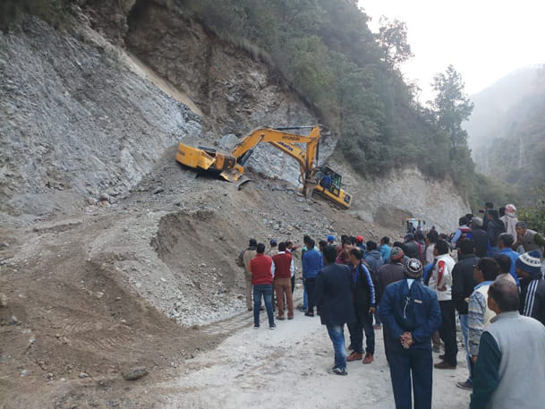मिट्टी के टीले में दबने से चाचा-भतीजे की मौत