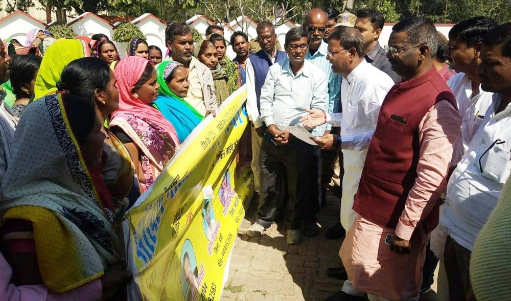 मानदेय बढ़ोतरी की मांग को लेकर रसोईयों ने घेरा सांसद आवास
