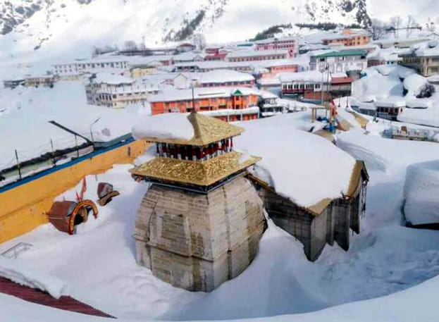 बर्फ के आगोश में समाया बदरीनाथ धाम