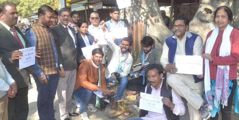 बूट पॉलिश कर सरकार के खिलाफ किया प्रदर्शन