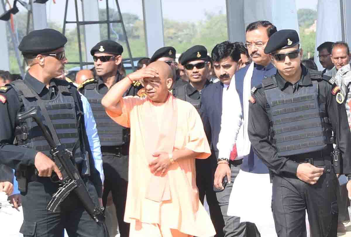 cm yogi adityanath angry on officers