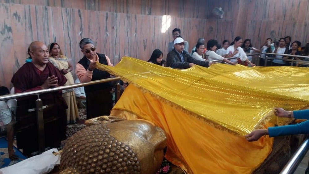 myanmar ambesdor worship in mahaparinirvan temple