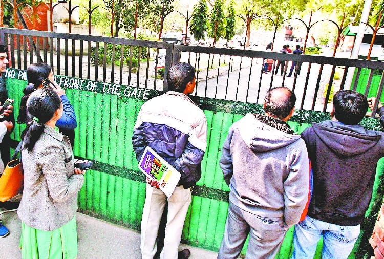 CBSE Exam, Students Facing Problems due to Board Rule about Entry in Exam Center