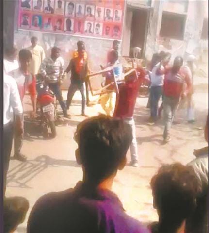 Two groups of youths rush to fight;