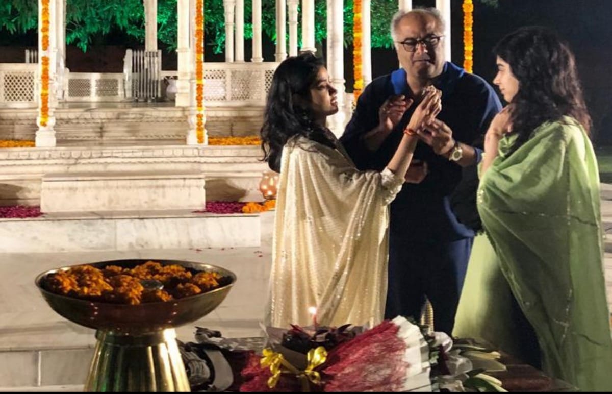 Janhvi kapoor celebrated her birthday in varanasi