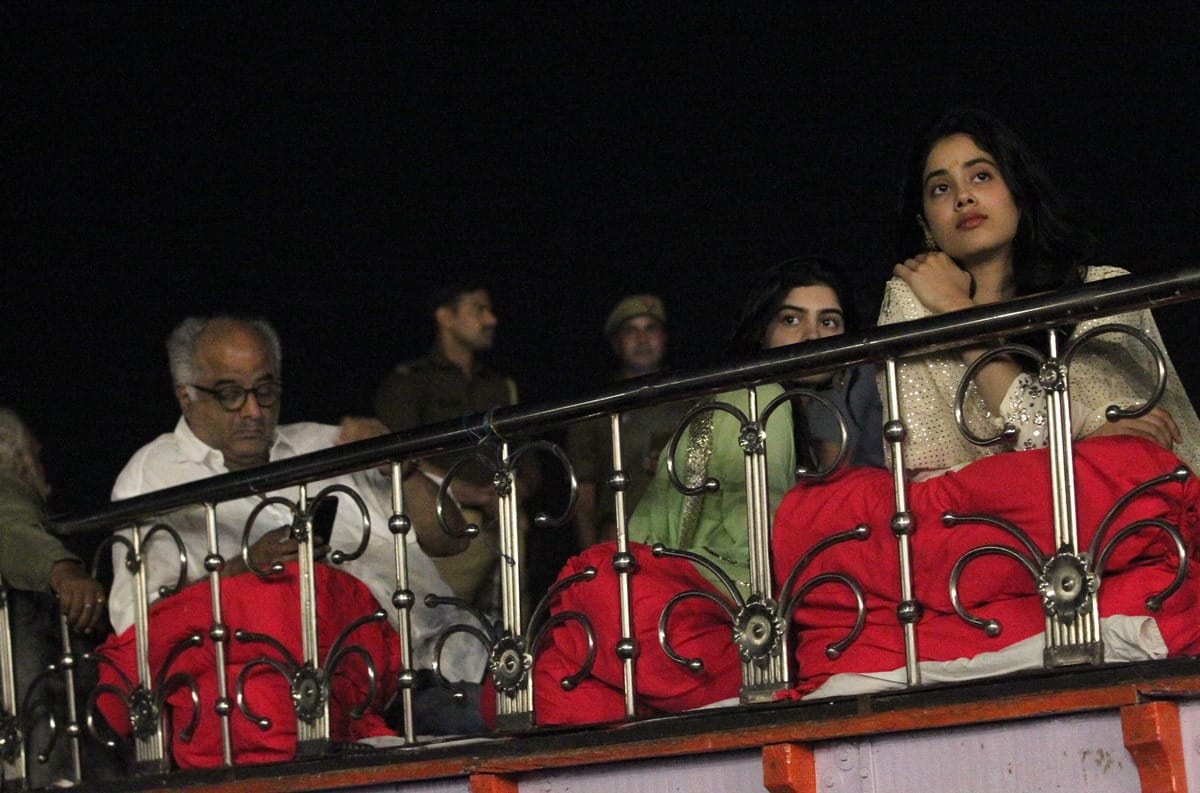 Janhvi kapoor celebrated her birthday in varanasi