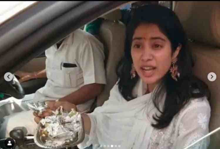 janhvi kapoor birthday she visits Kashi Vishwanath Temple and taste local street food
