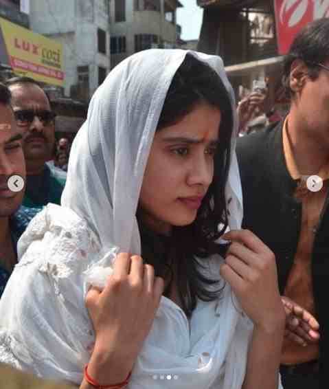 janhvi kapoor birthday she visits Kashi Vishwanath Temple and taste local street food