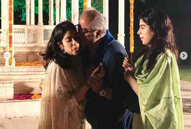 janhvi kapoor celebrate her birthday with boney kapoor and khushi kapoor