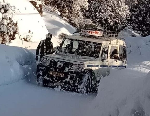 Lo Nivi raised his hand, the passengers removed the snow and removed the snow