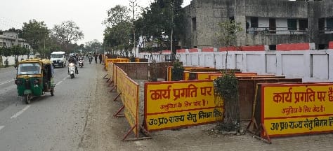 चौपुला ओवरब्रिज- खाली बैठी सेतु निगम की टीम, मशीन आएगी तो काम होगा