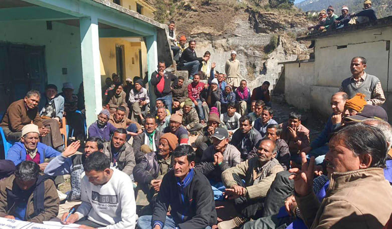 खेता में उर्जा निगम व ग्रामीणों की वैठक ग्रामीणों ने उर्जा निगम के कार्यप्रणाली पर जताया रोष