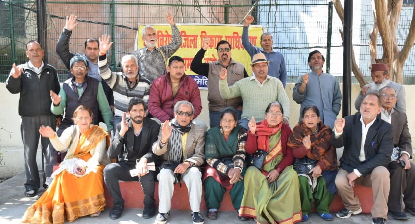 Sloganeering against the government in protest against the authority