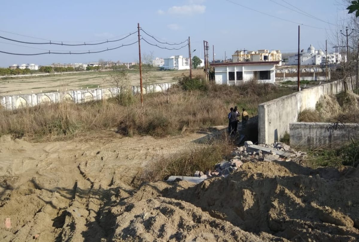 Bulldozers run on SP government PWD guest house in moradabad