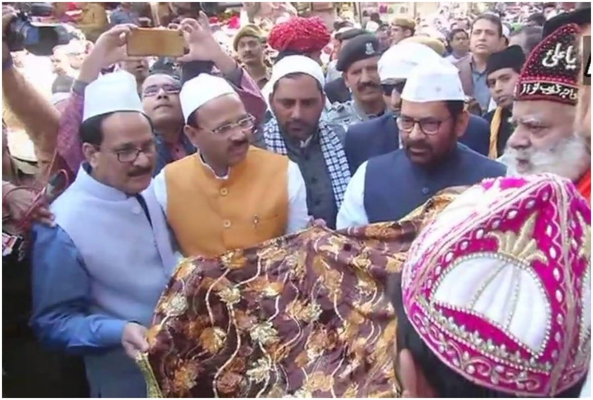 Minister Naqvi offerd "Chadar" at Ajmer Shrine on behalf of PM Modi
