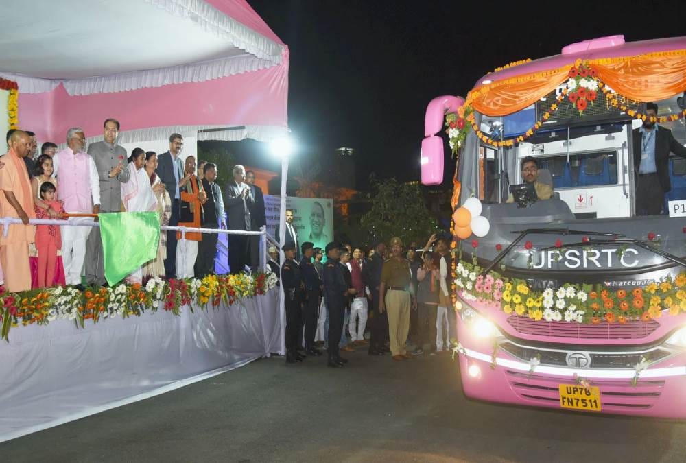 first woman Pink Bus was launched on Women's Day In lucknow