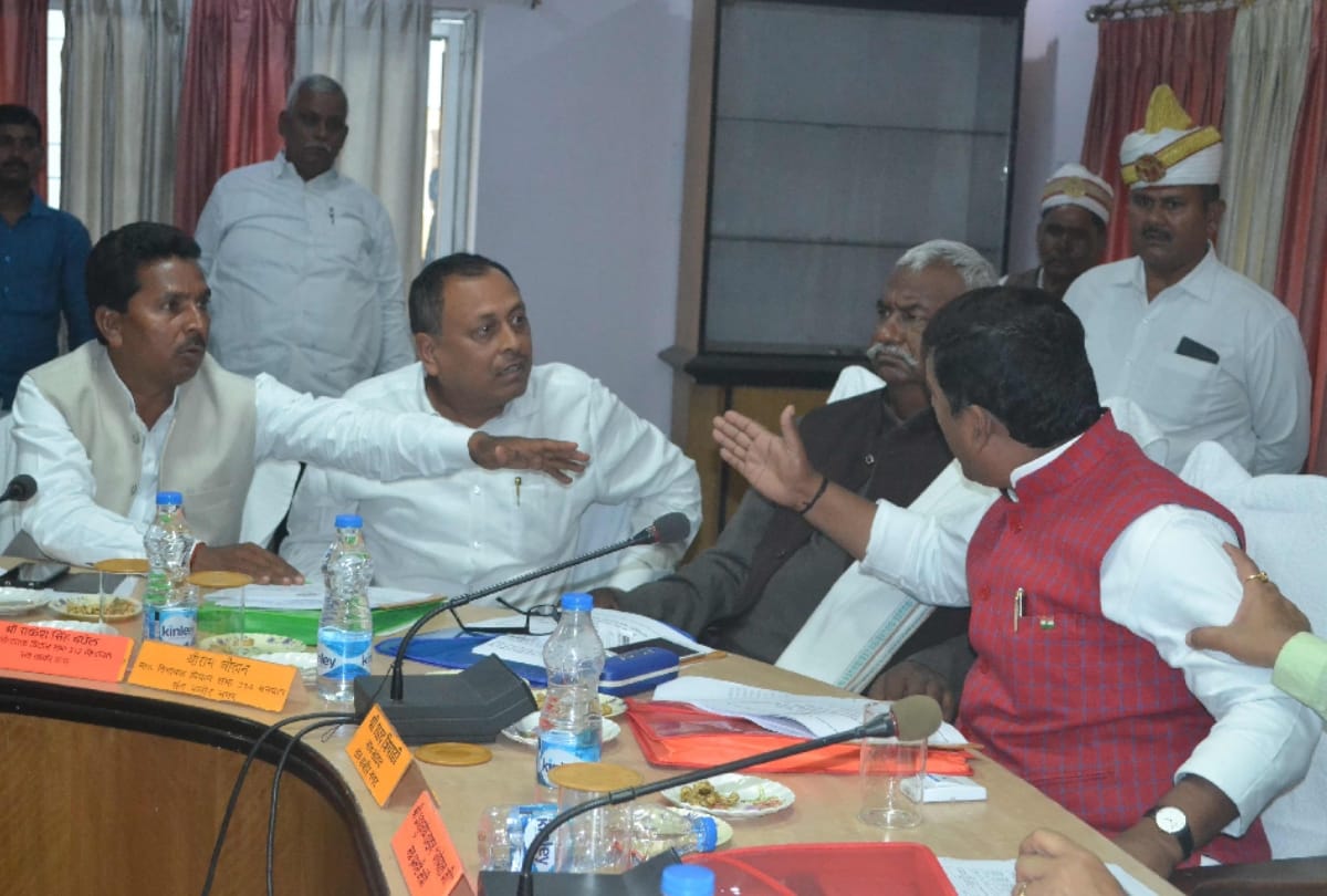 After talks with CM and state president MLA rakesh singh baghel finished protest