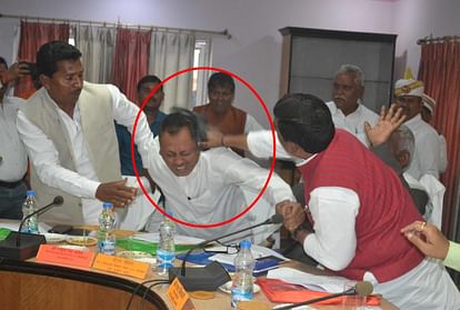 BJP MP sharad tripathi beating mahamandal MLA by shoes