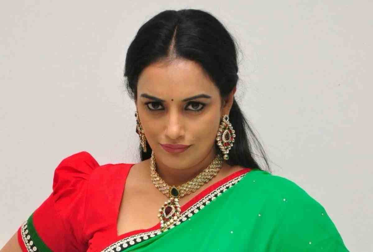 womens day south actress shweta menon shoot real delivery for film kalimannu