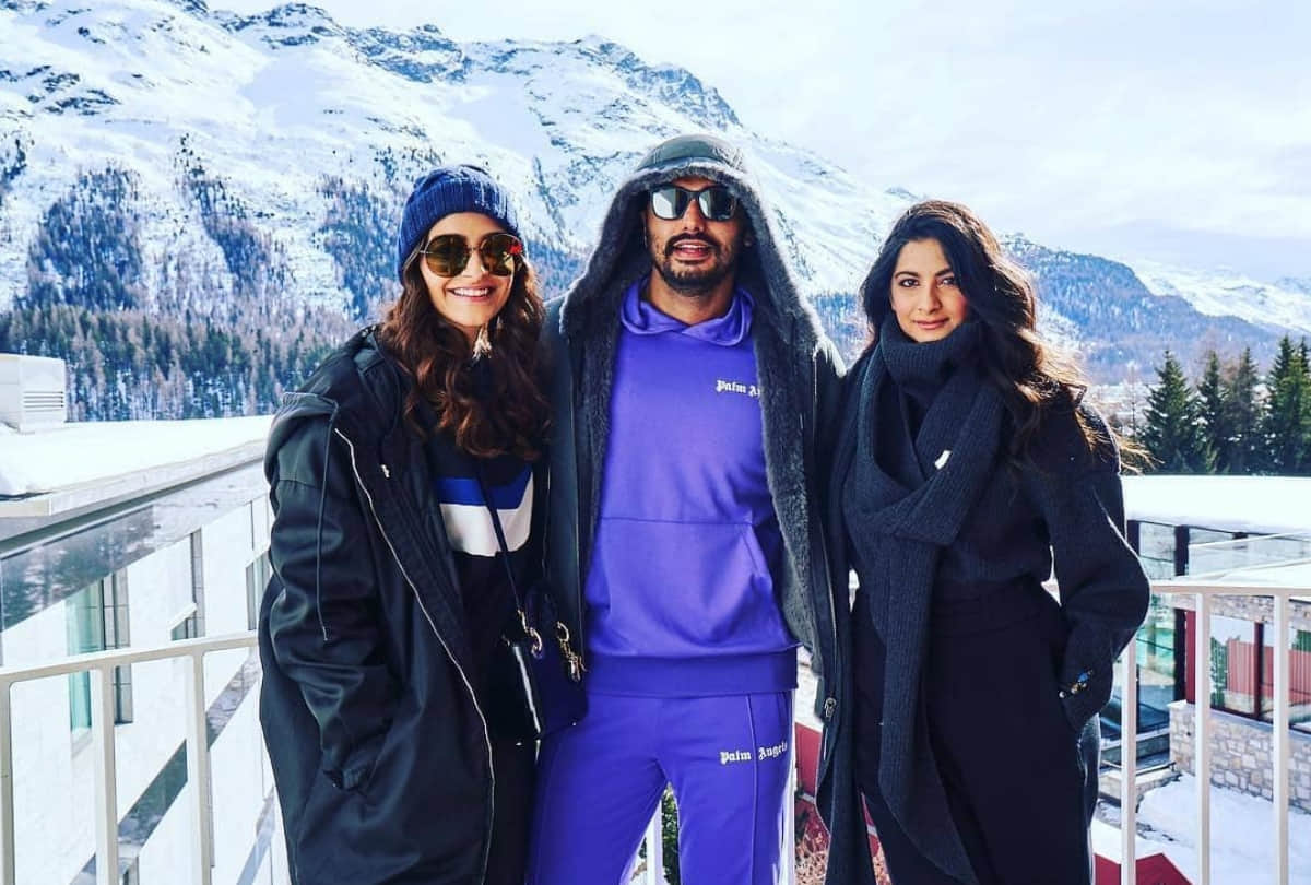 Sonam Kapoor poses with brother Arjun Kapoor and Malaika Arora