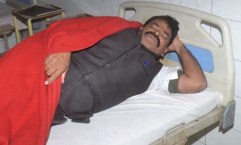 यूपी-100 के ट्रेनर को पुलिस ने पीटा, गंभीर घायल