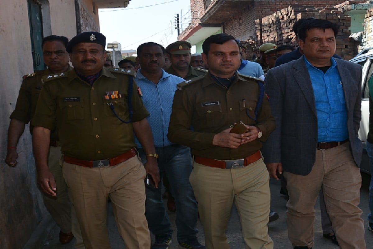 Conflicts in village of Muzaffarnagar and eight people injured, firing