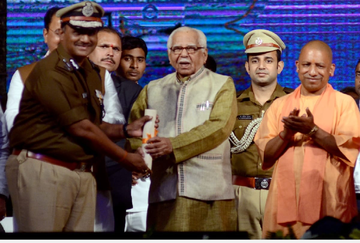 kumbh mela 2019 Chief Minister Yogi Adityanath praise Officers and employees
