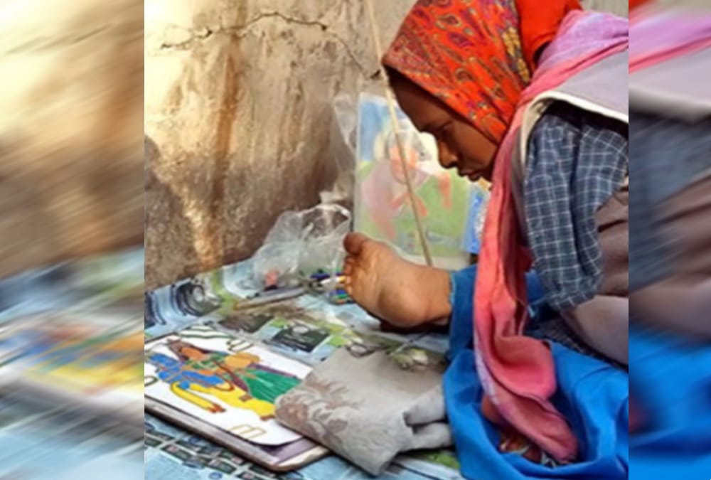 Ram Mandir Rishikesh Lady who have no hands make painting by foot inspirational story