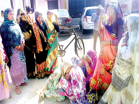 महिला की मौत पर बिलखते परिजन।