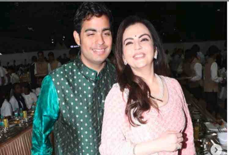 akash ambani and shloka video from anna seva ambani family serve food to 2000 people
