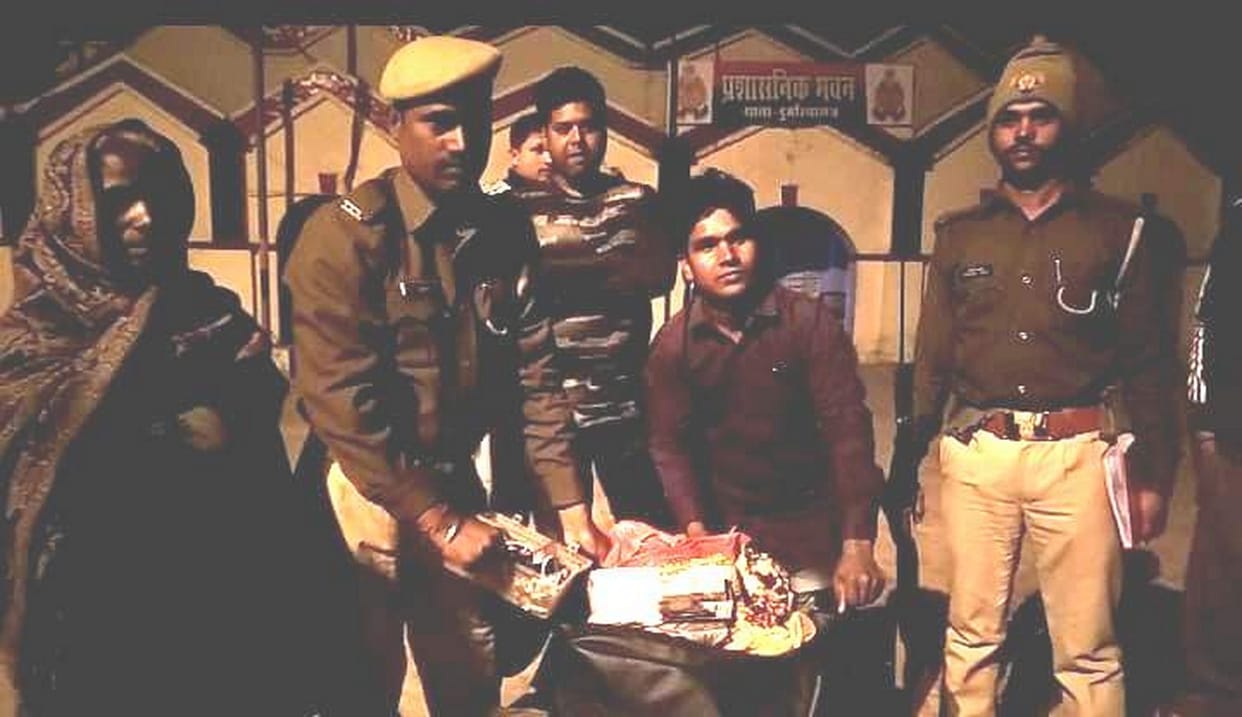 पुलिसकर्मी ने दंपती को लौटाया बैग