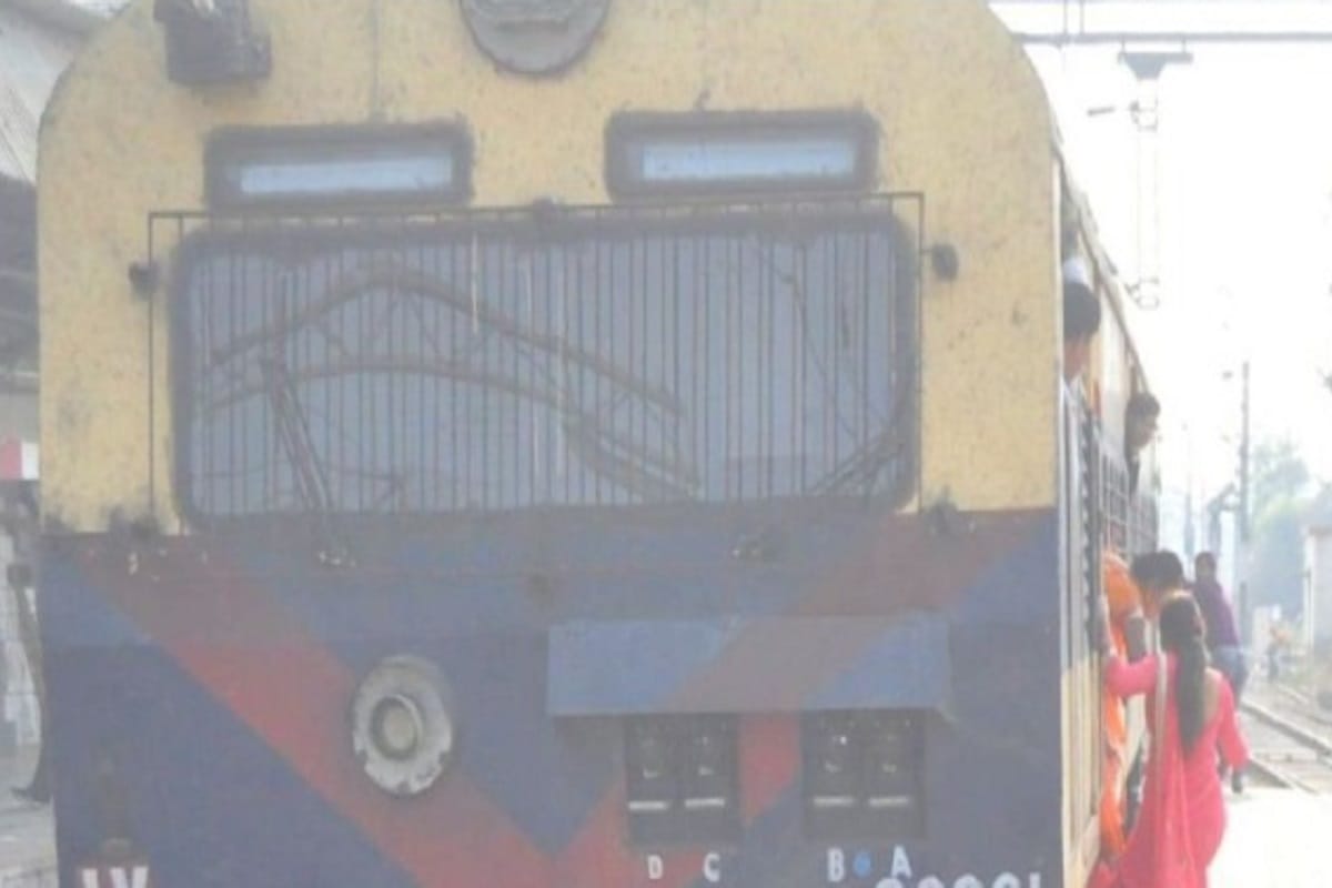Tampering with girl in Passenger train at Baghpat and fight in two side