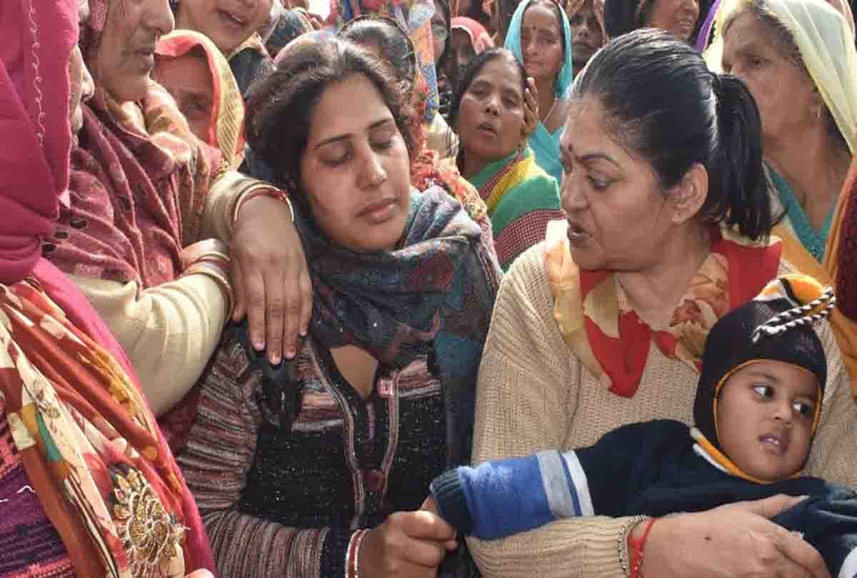 martyr pradeep wife neeraj demand to cm yogi