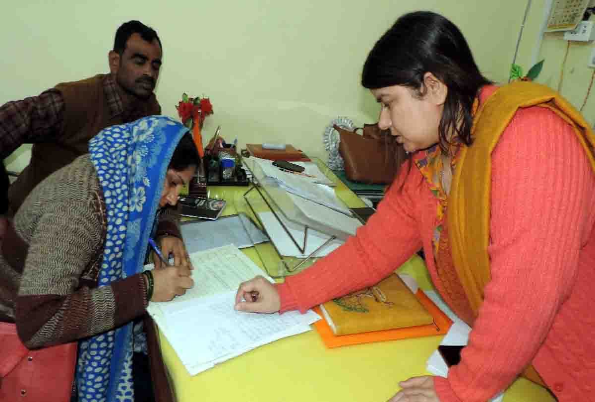 martyr pradeep wife neeraj demand to cm yogi
