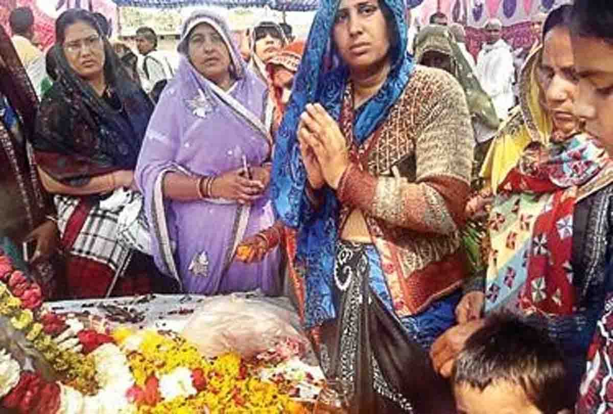 martyr pradeep wife neeraj demand to cm yogi