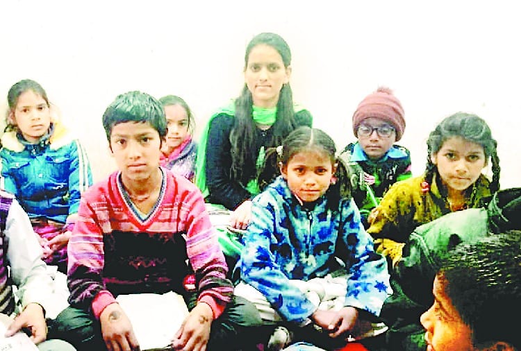 स्लम एरिया में जगाई शिक्षा की लौ, बच्चों को पढ़ना-लिखना सिखाया