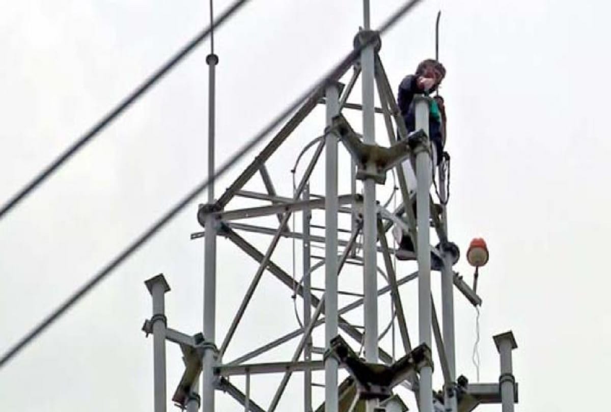 girl climbs moblie tower demanding marriage with lover in warangal andhra pradesh