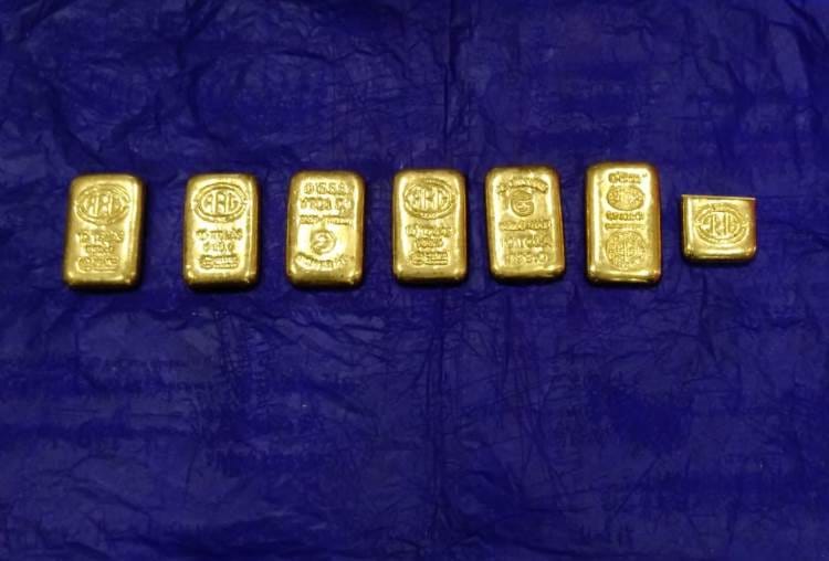 smuggler caught with gold at amausi airport