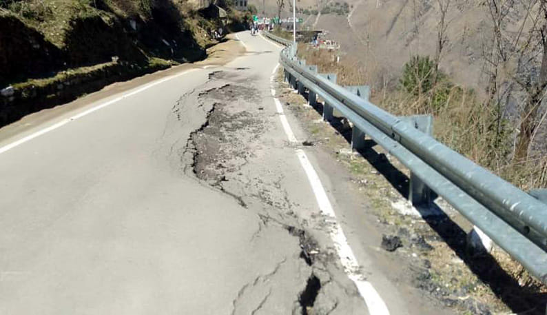 जोशीमठ में धंसने लगा बदरीनाथ हाईवे का बाईपास, सडक पर पडी दरारें